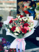Buchet Mixt cu Trandafiri Roșii, Albi și Roz cu Gypsophila – Livrare București
