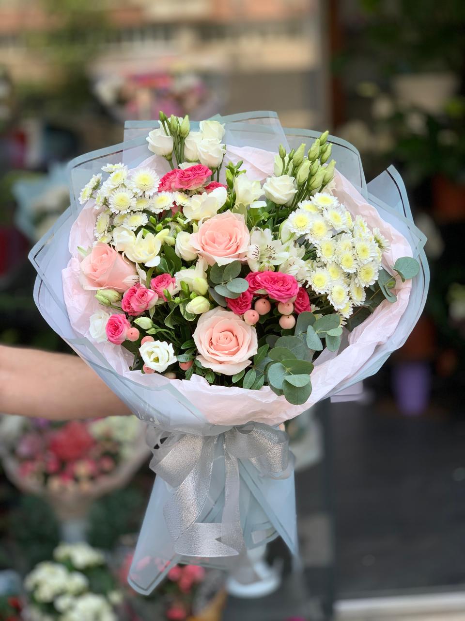 Buchet cu Trandafiri Roz, Eustoma Alb și Crizanteme – Livrare București