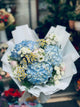 Buchet cu Hortensie Albastră, Eustoma Alb și Crizanteme – Livrare București