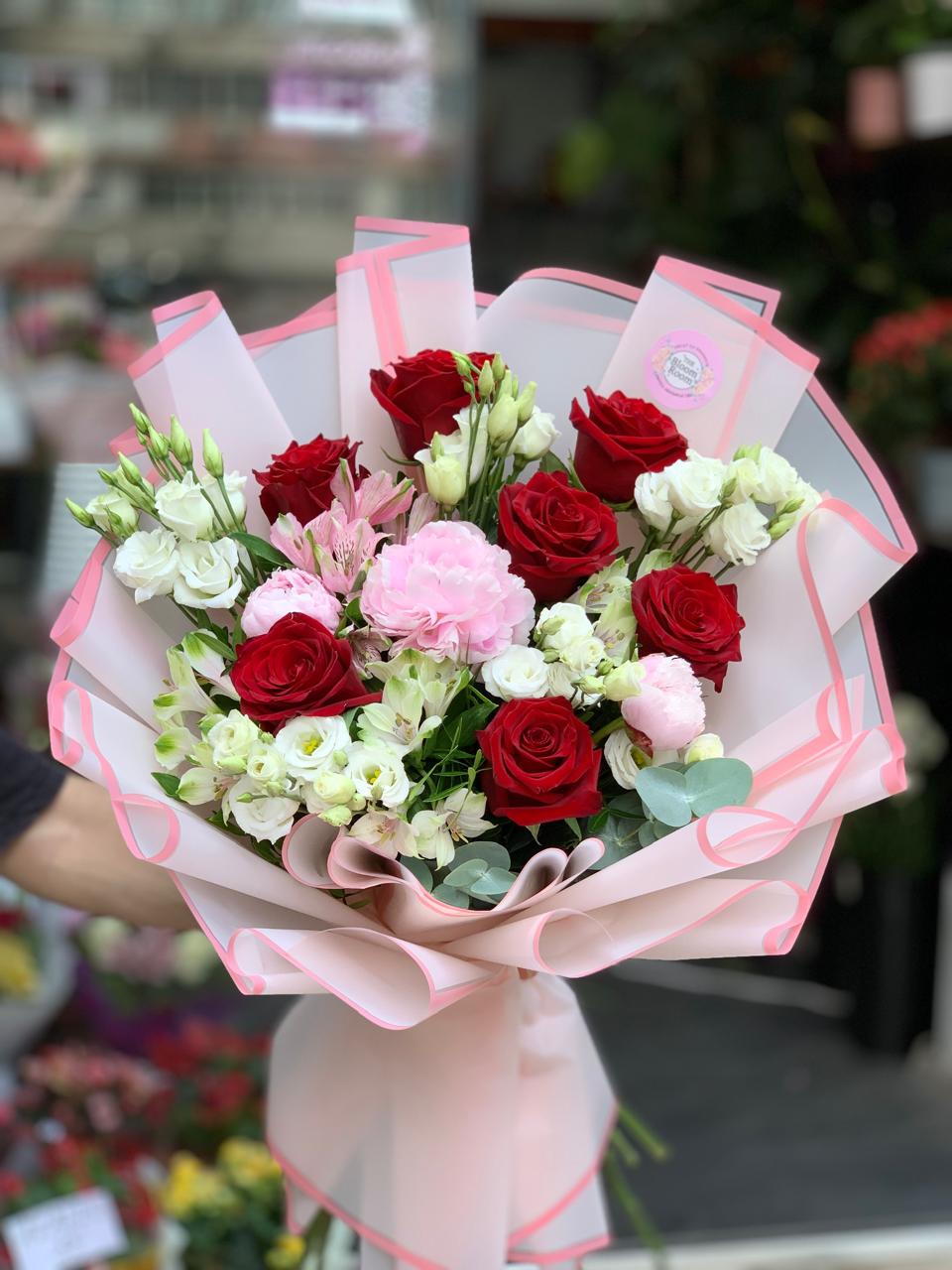 Buchet cu Bujori Roz, Trandafiri Roșii și Eustoma Alb – Livrare București