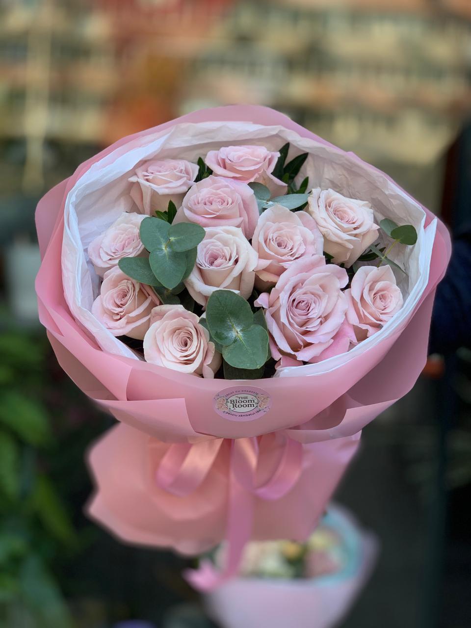 Bouquet di rose rosa con eucalipto