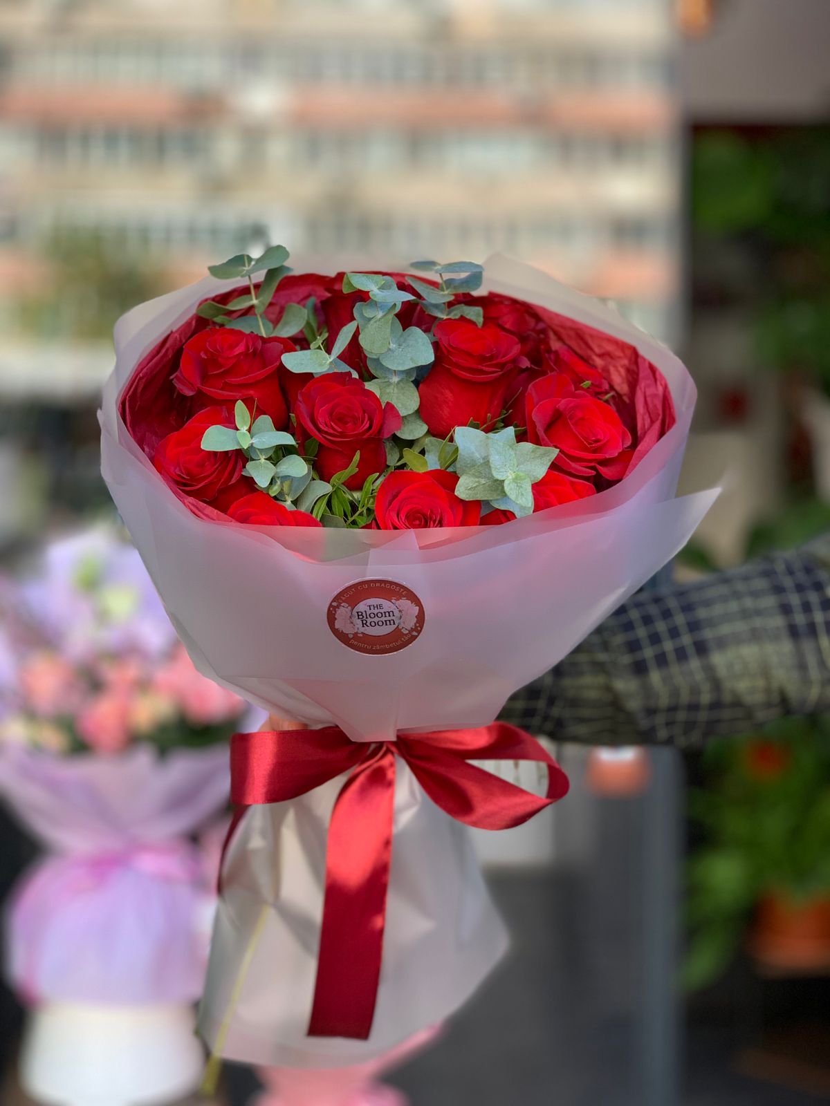 Bouquet di rose rosse con eucalipto