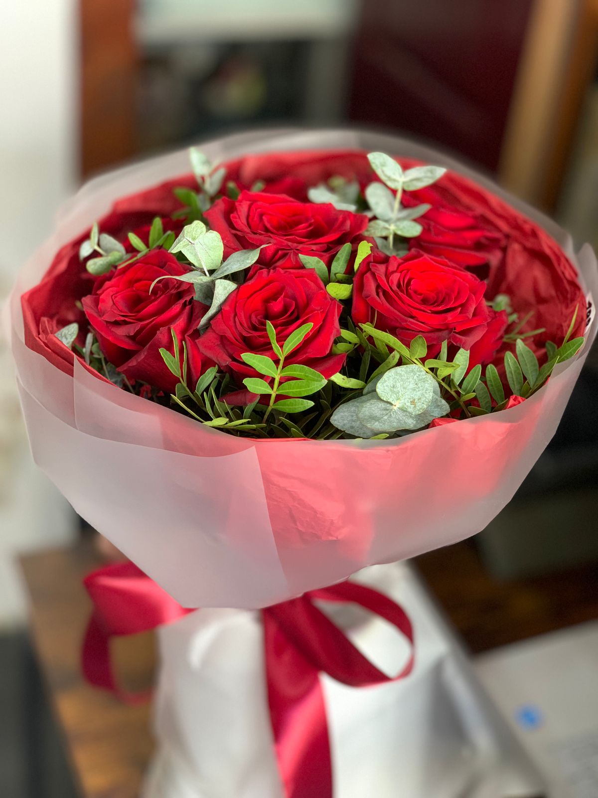 Buchet Trandafiri Rosii cu Eucalipt