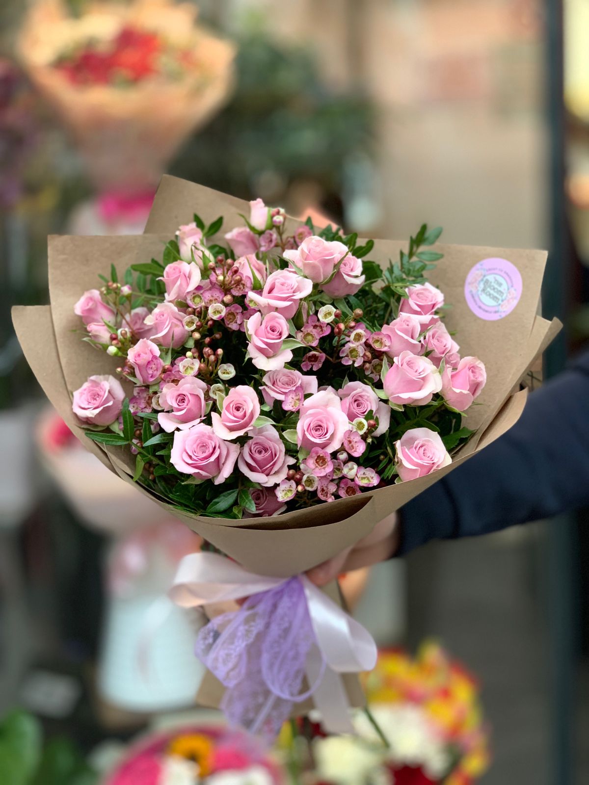 Mini bouquet classico con rose bianche e gipsofila