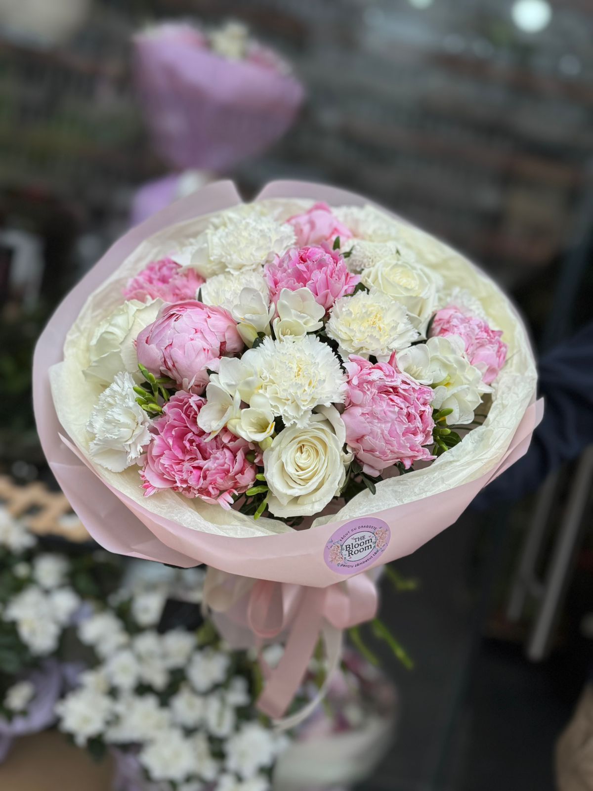 Buchet Pastel cu Bujori și Flori Albe