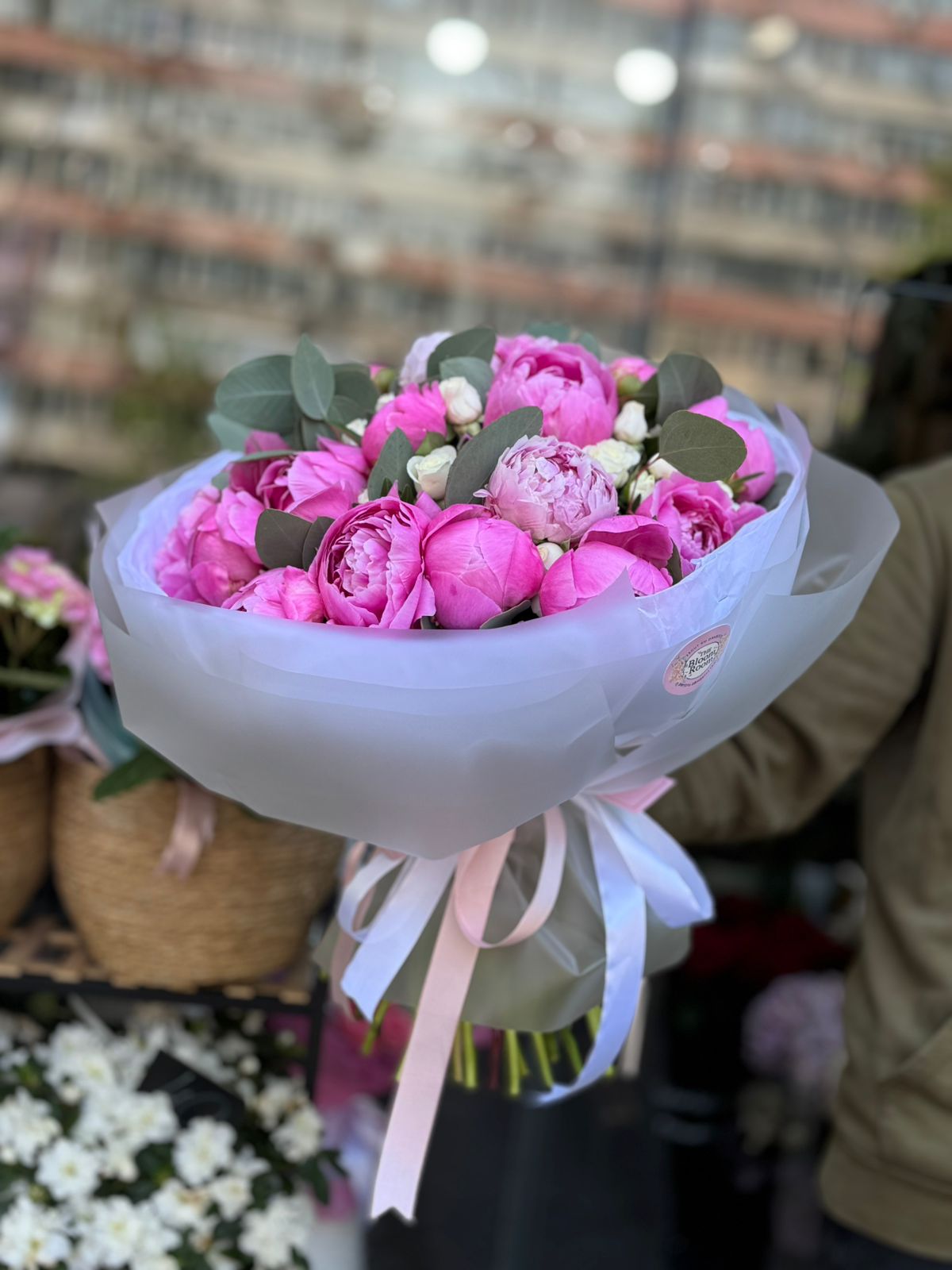 Buchet cu 21 de Bujori roz și Mini Trandafiri