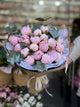 Bouquet di peonie rosa con eucalipto