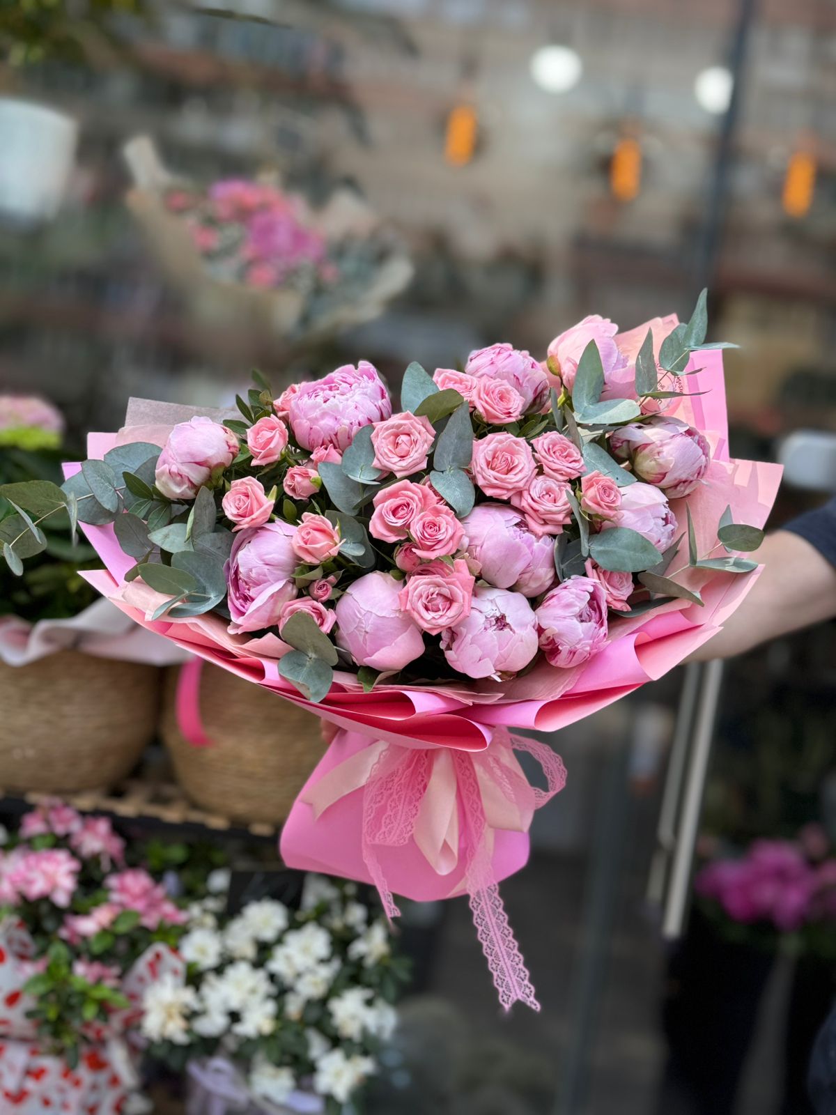 Buchet Mixt Bujori Lux cu Trandafiri Spray Roz – Livrare Flori București & Ilfov