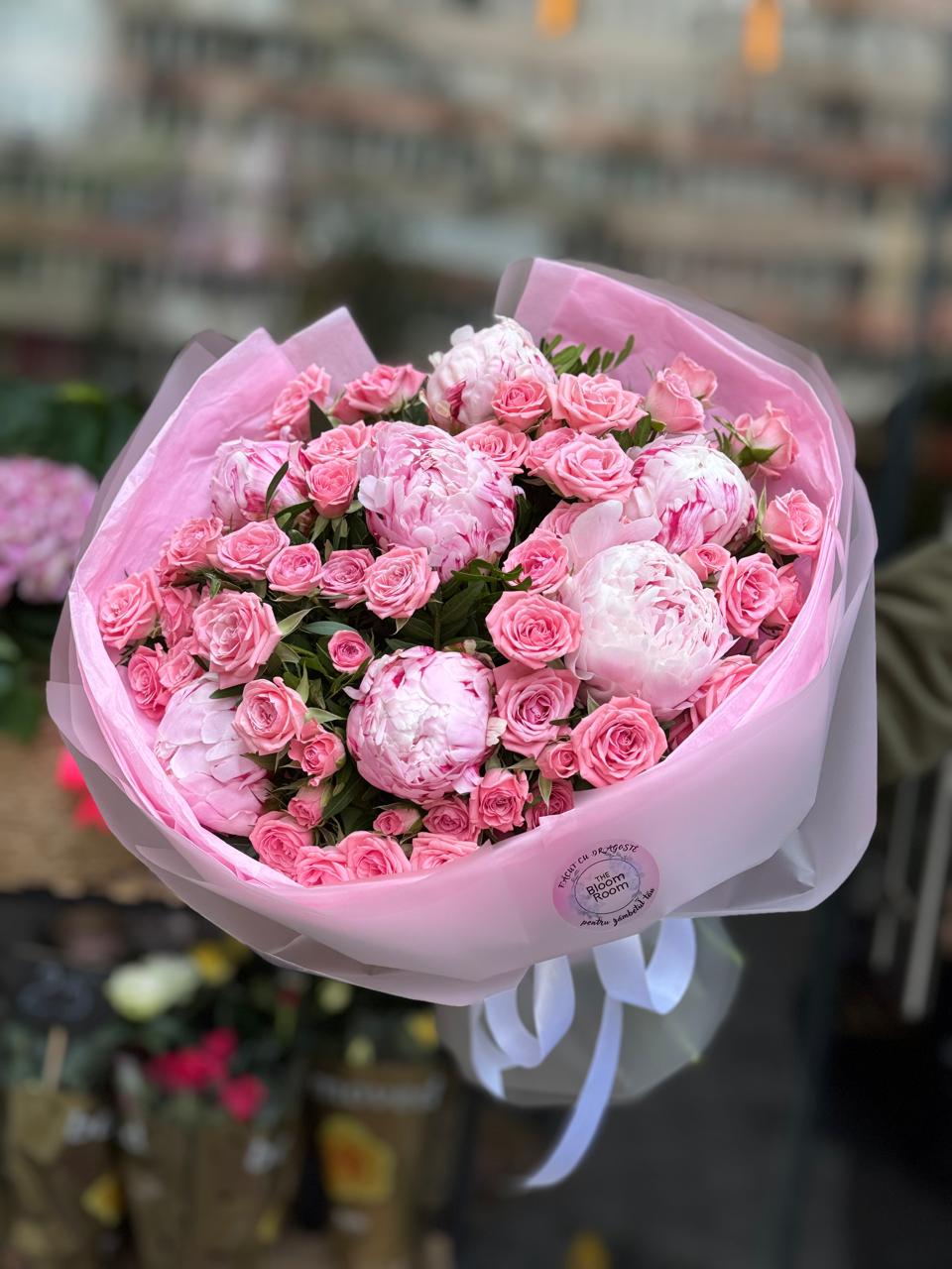 Buchet Mixt Bujori cu Trandafiri Spray