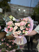Bouquet di rose rosa e bianche e alstroemeria