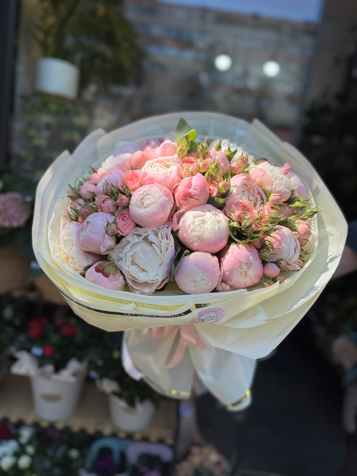 Buchet Lux 21 Bujori Roz Premium Trandafiri Spray Crem