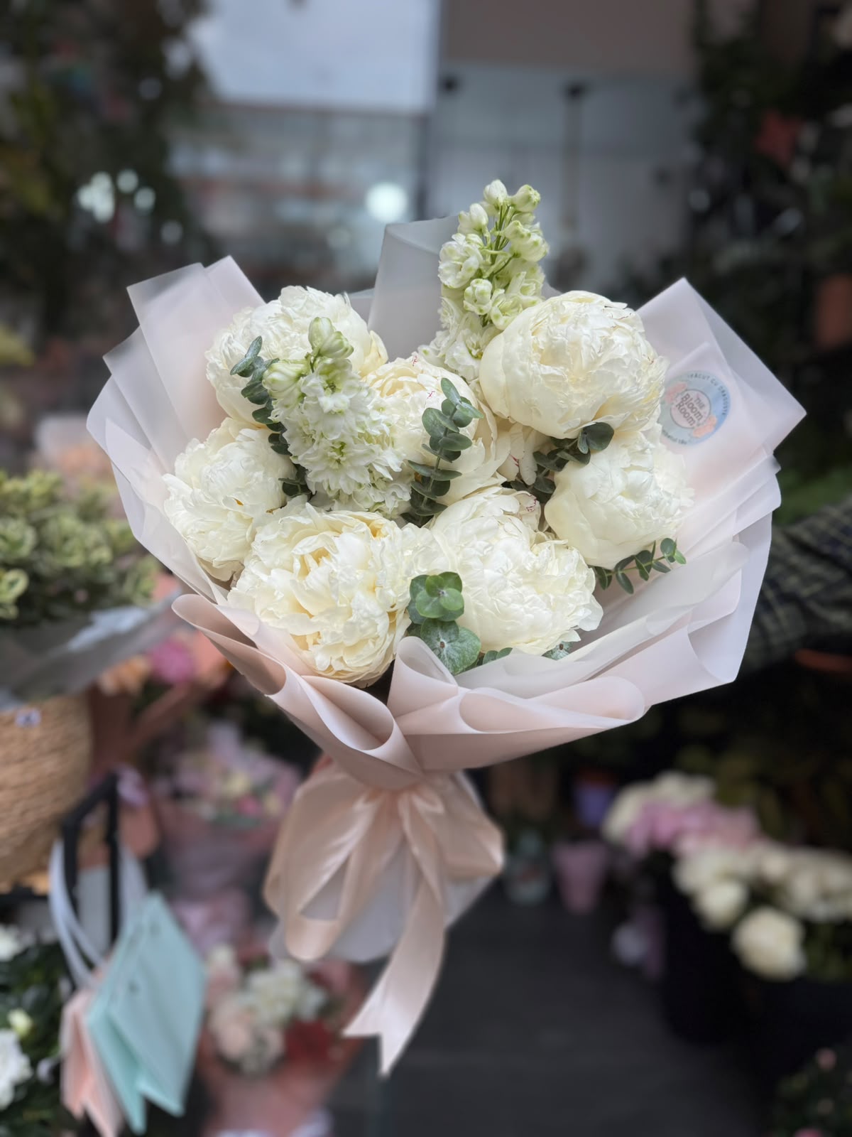 Buchet Alb cu Bujori, Delphinium și Eucalipt