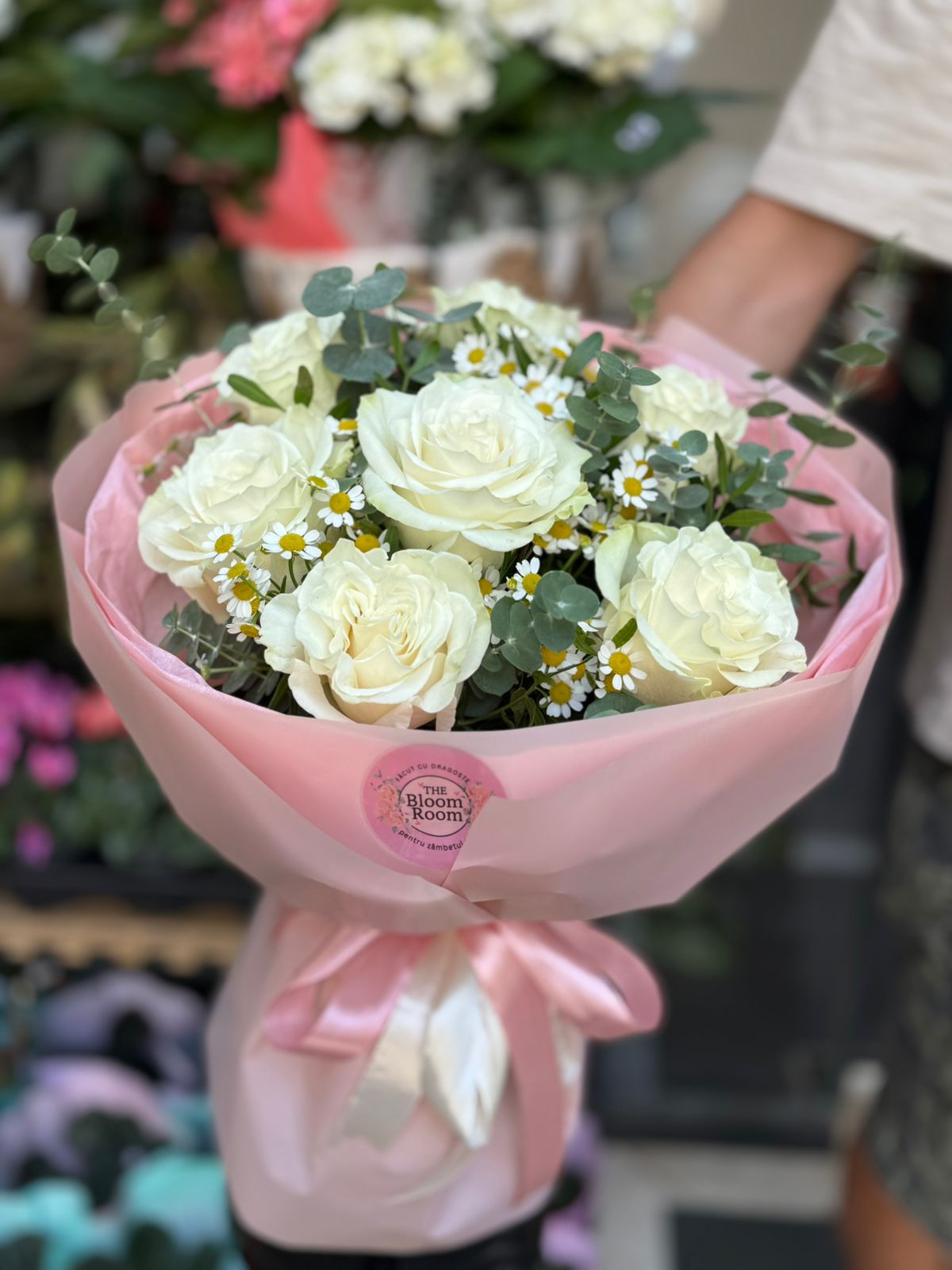 7 rose bianche premium con gypsophila a Obor, Bucarest