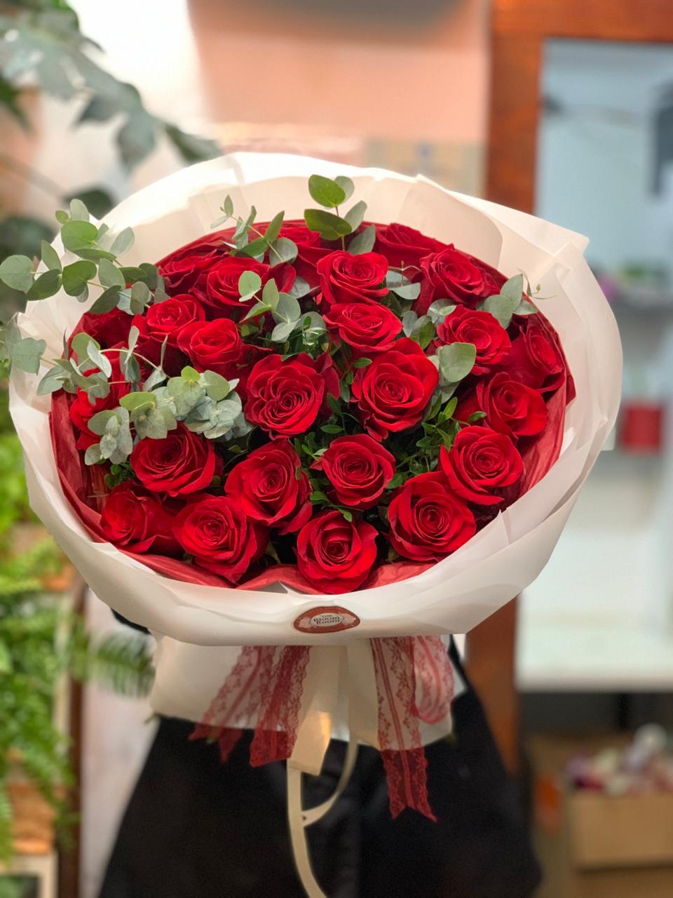 Bouquet di rose rosse con eucalipto