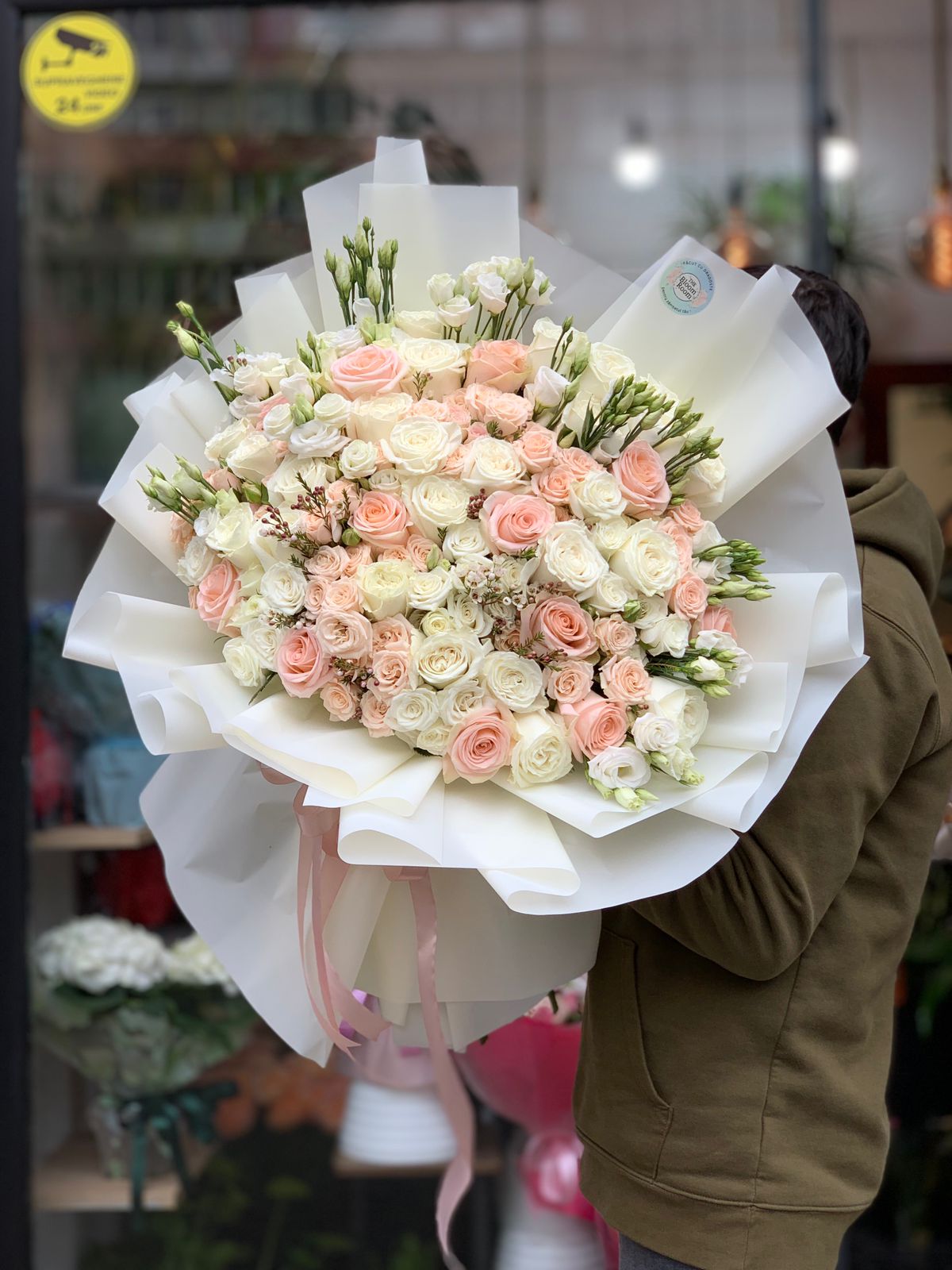 Buchet de Trandafiri albi pastel și Eustoma - Livrare flori București