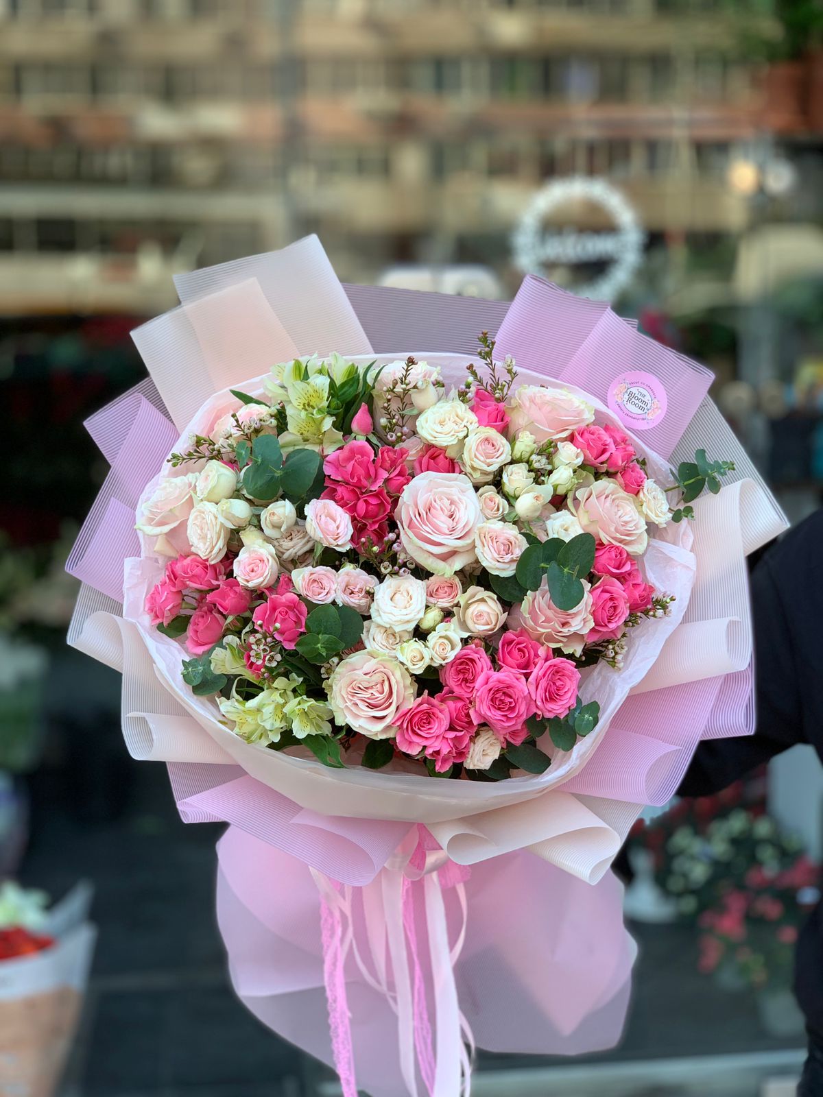 buchet de trandafiri mixti si Alstroemeria