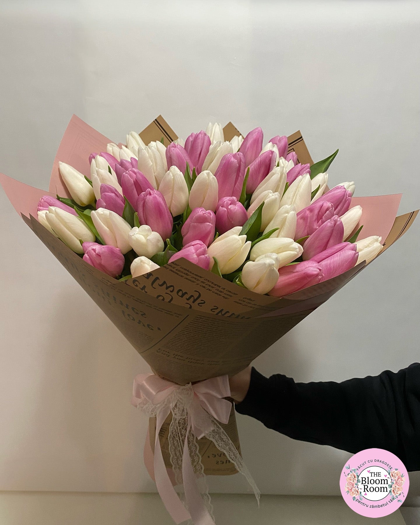 Bouquet con tulipani bianchi e rosa