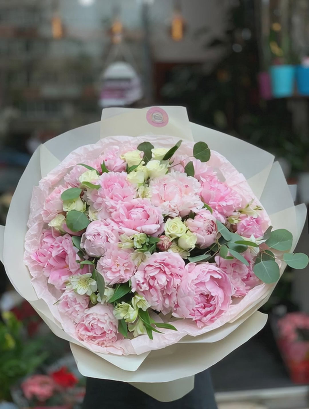 Buchet Lux 21 Bujori Roz Trandafiri Spray Crem