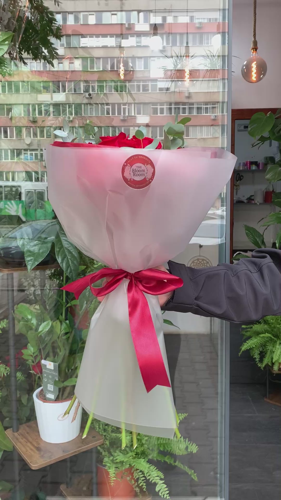 Bouquet di rose rosse con eucalipto