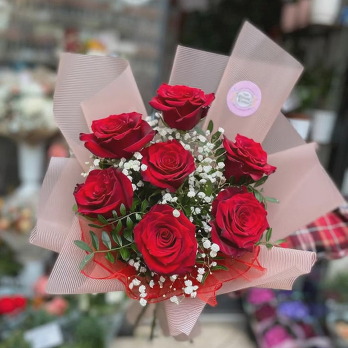 7 Trandafiri Roșii Premium cu Gypsophila