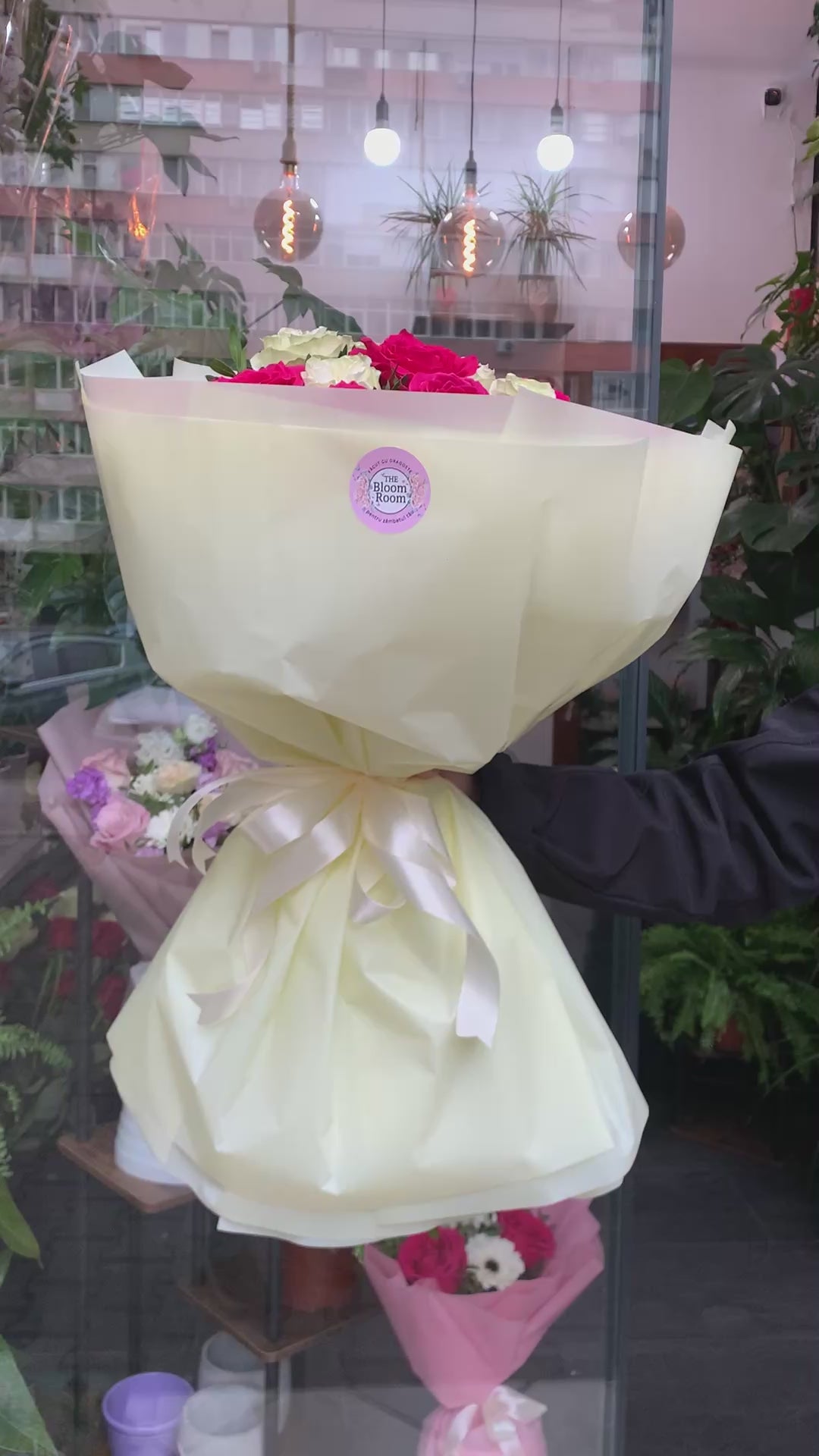 Buchet de Trandafiri Albi si Roz Mix