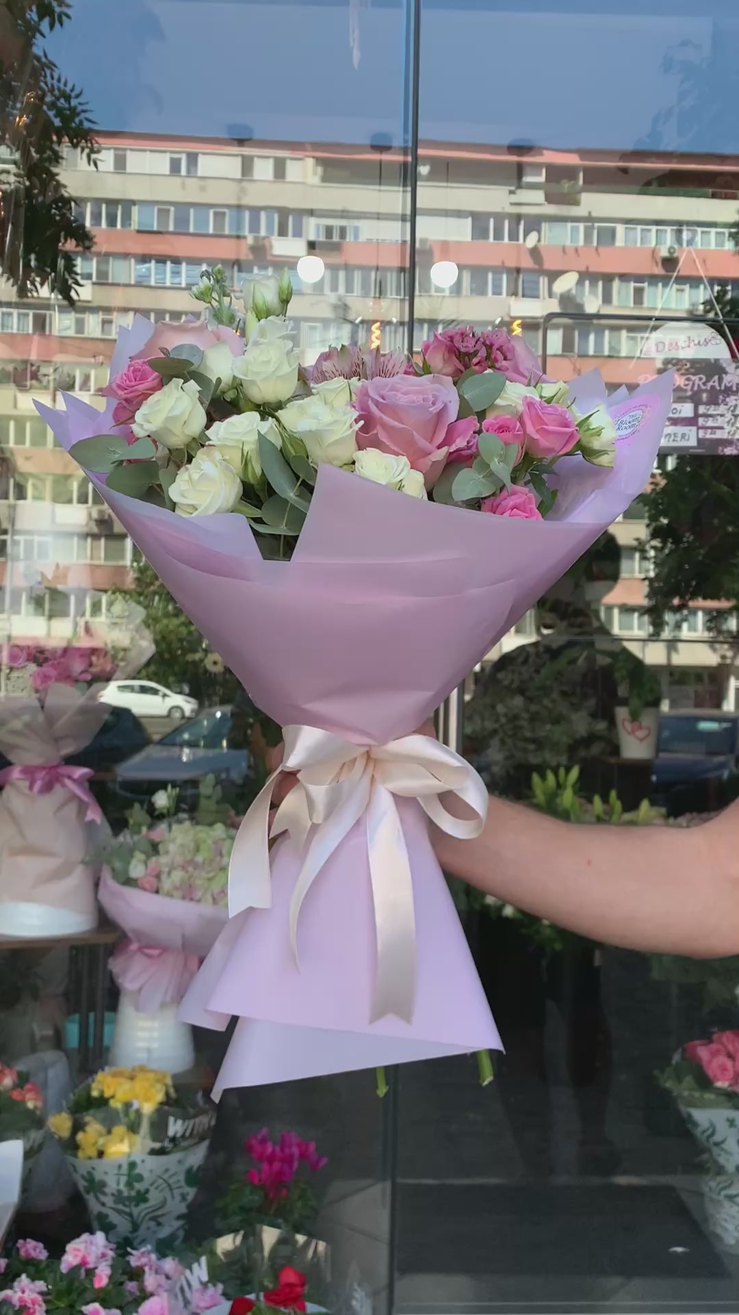 Bouquet di rose rosa e bianche e alstroemeria